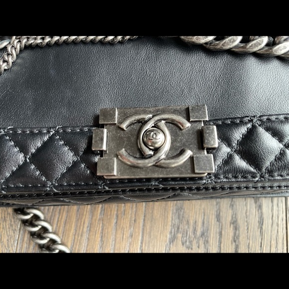 CHANEL BOY ENCHAINED CALFSKIN LEATHER BAG - Picture 4 of 9